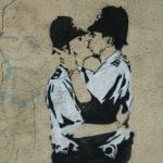 Banksy - Policias besandose