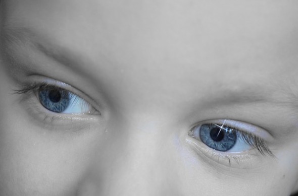 ¿Por qué los bebés tienen los ojos claros?