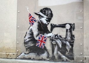 Banksy - Cosiendo bandera