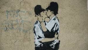 Banksy - Policias besandose