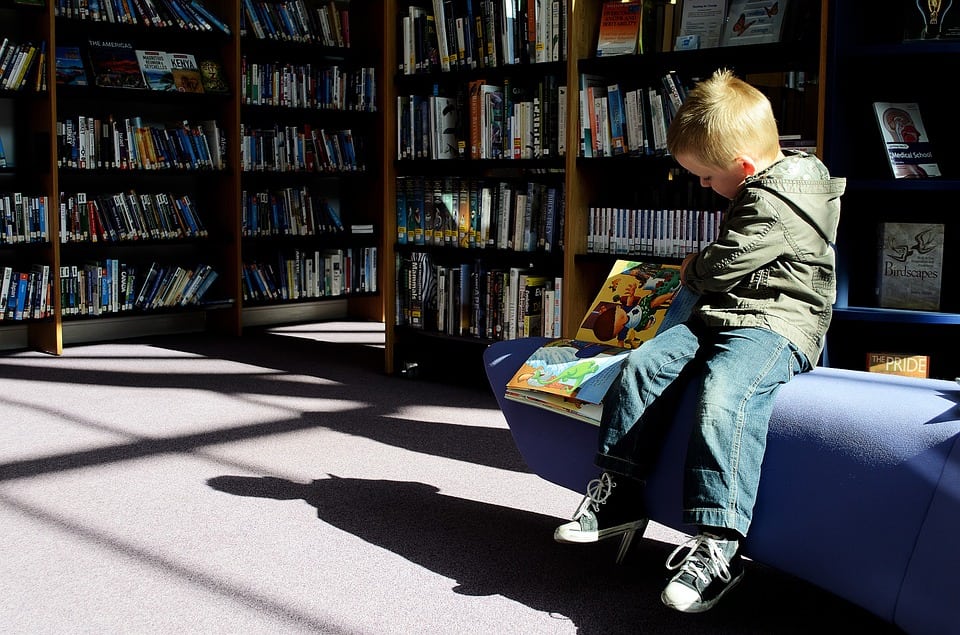 Niño superdotado leyendo